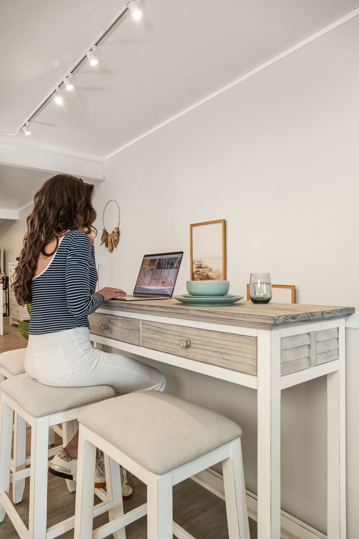 Islamorada - 3-Drawer Console And 3 Stools - Dapple Gray / Blanc