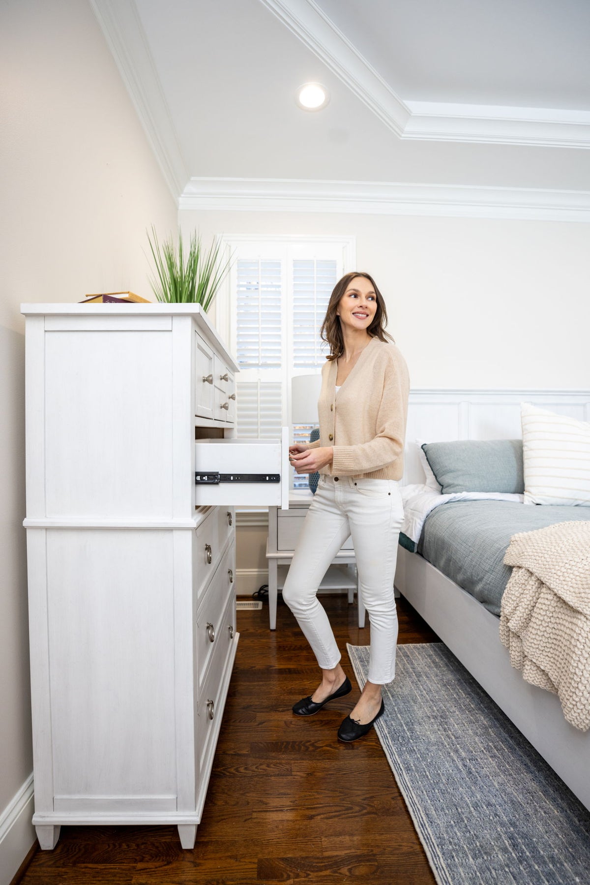 Point Breeze - 7 Drawer Chest - Fresh White With Soft Gray Glaze