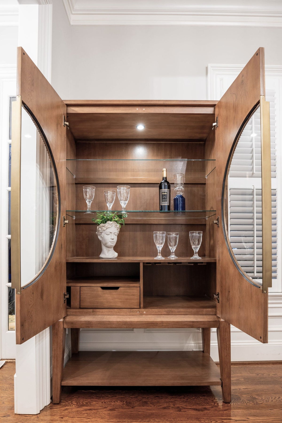 Manhattan Valley - Curio With Touch Lighting