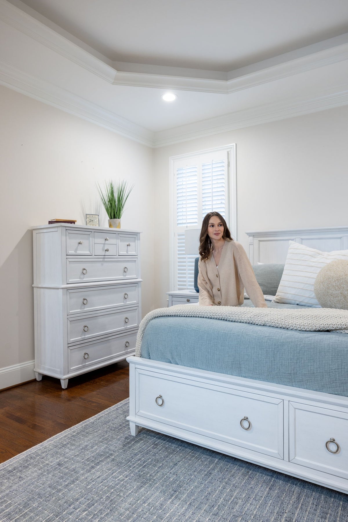 Point Breeze - 7 Drawer Chest - Fresh White With Soft Gray Glaze