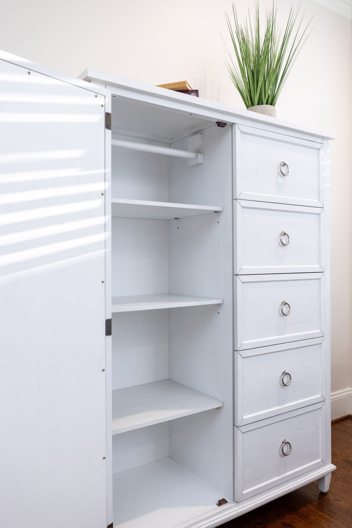 Point Breeze - Mirrored Door Chest - Fresh White With Soft Gray Glaze