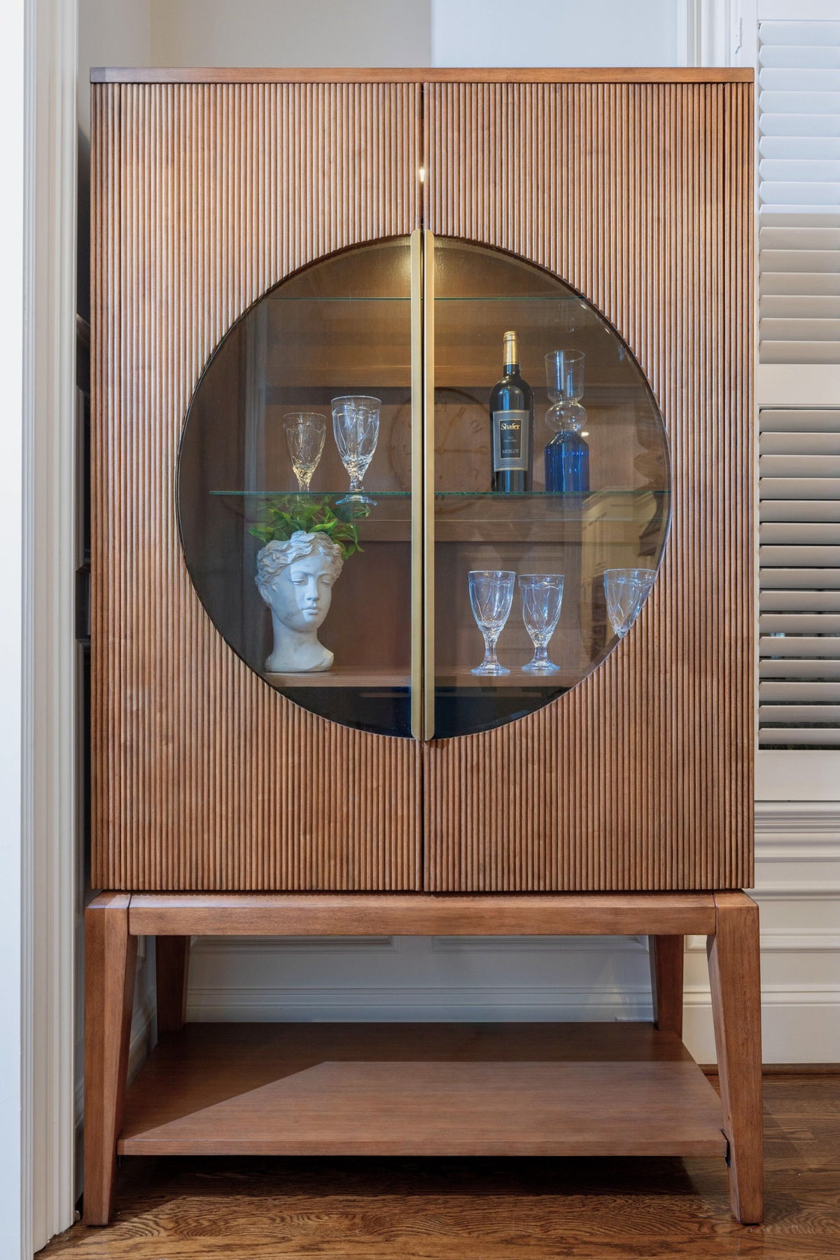 Manhattan Valley - Curio With Touch Lighting