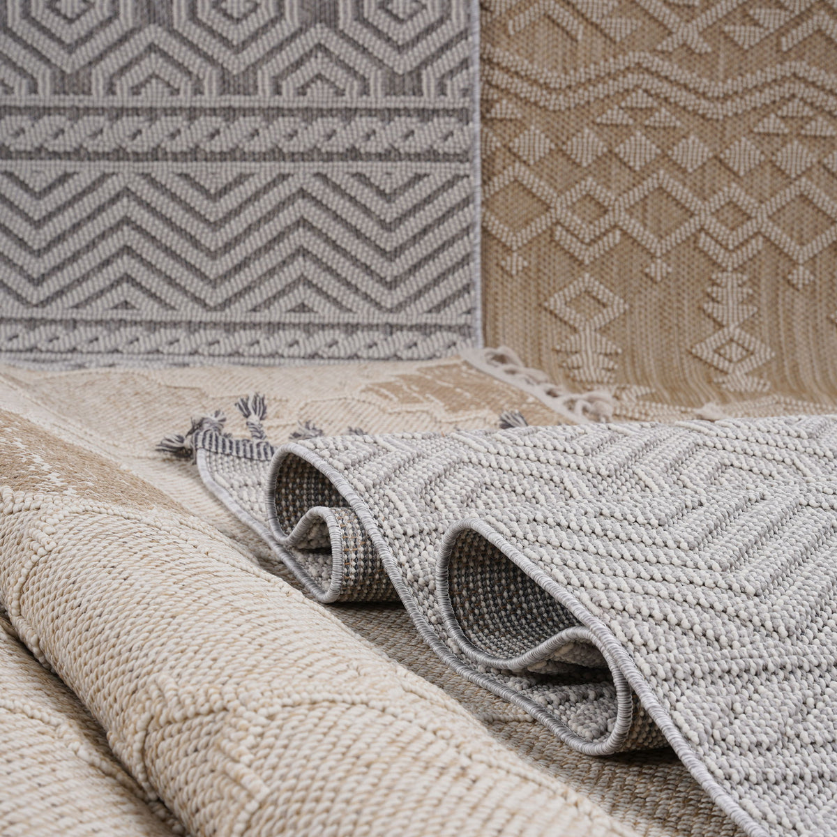 Guros - 4' X 6' Medallion Indoor / Outdoor Area Rug - Gray / White