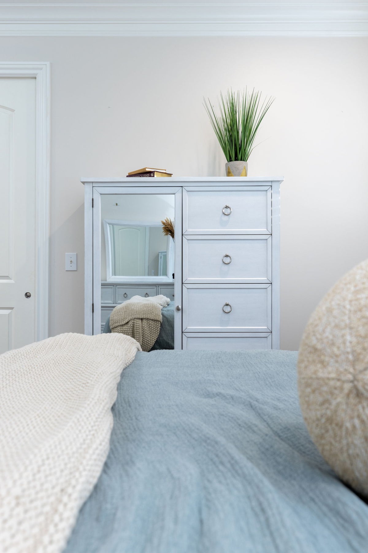 Point Breeze - Mirrored Door Chest - Fresh White With Soft Gray Glaze